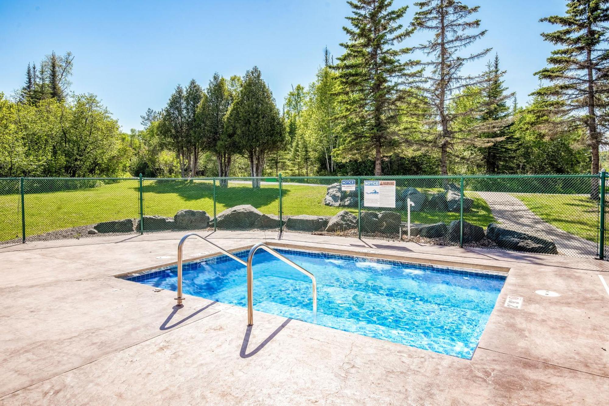 Superior Shores Resort Two Harbors Bagian luar foto