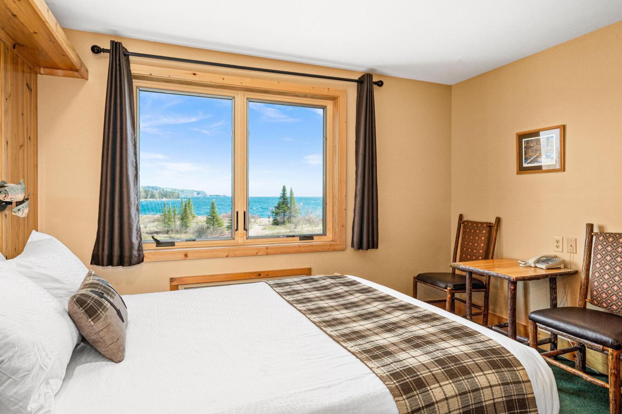 Superior Shores Resort Two Harbors Bagian luar foto
